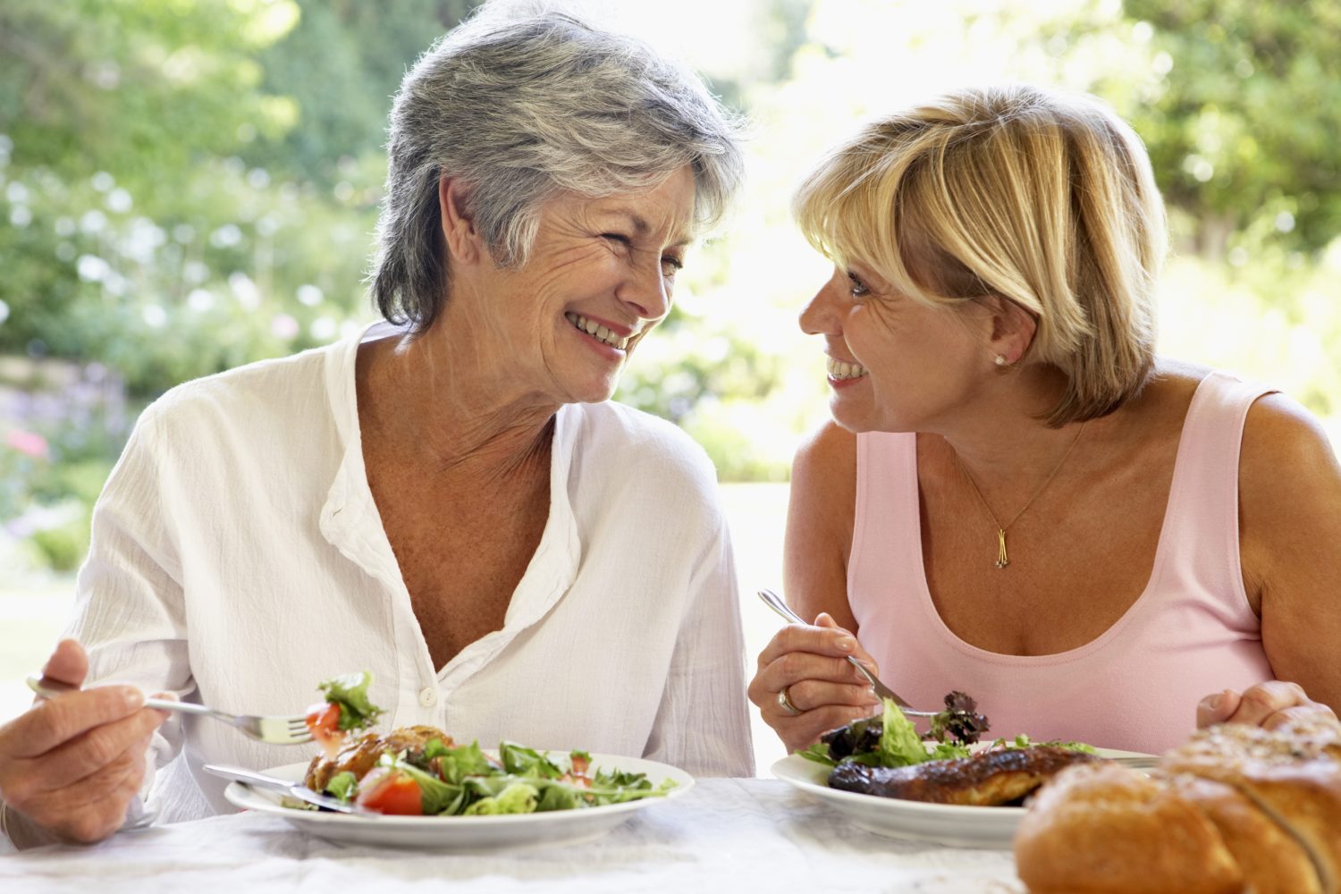 Менопауза в 60 лет. Женщина среднего возраста. Две подруги в возрасте. Правильное питание для пожилых. Две женщины средних лет.